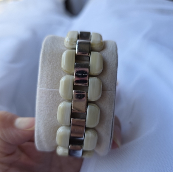 Michael KorsMichael Kors Round Silver and White Horn Watch, 43mm - Picture 4 of 10